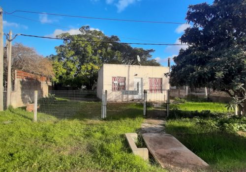Amplio terreno con vivienda en Atlántida norte